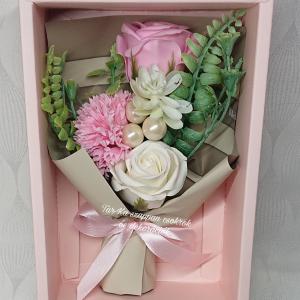 3 szálas szappanvirág csokor díszdobozban