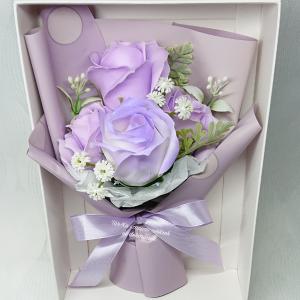 4 szálas szappanrózsa csokor fehér díszdobozban