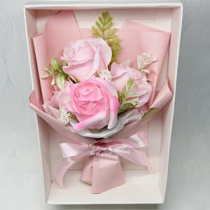 4 szálas szappanrózsa csokor fehér díszdobozban