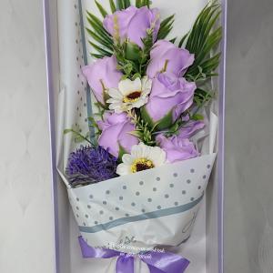 7 szálas szappanrózsa csokor margarétával díszdobozban