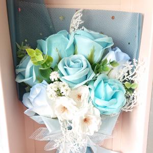 7 szálas szappanrózsa csokrok díszdobozban