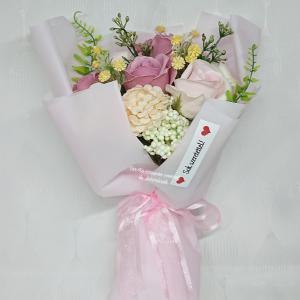 9 szálas szappanrózsa csokor átlátszó tasakban