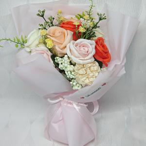 9 szálas szappanrózsa csokor átlátszó tasakban