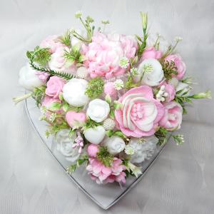 Akácvirág illatú óriás Nőnapi szappanvirág csokor szív formájú boxban