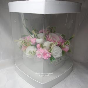 Akácvirág illatú óriás Nőnapi szappanvirág csokor szív formájú boxban