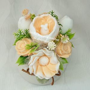 Barack - fehér szappanvirág csokor zöld leveles kaspóban