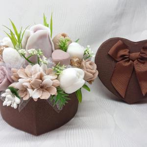 Barna - csokibarna - fehér szappanvirág csokrok szív formájú boxban