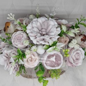 Barna-fehér szappanvirág csokor kismadarakkal