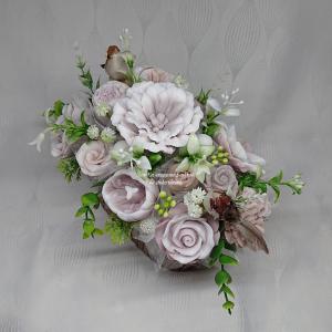 Barna-fehér szappanvirág csokor kismadarakkal