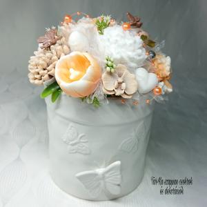 Barna - narancssárga - fehér illatos szappanvirág pillangós kaspóban