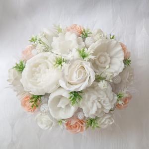 Fehér és barack színű szappan csokor