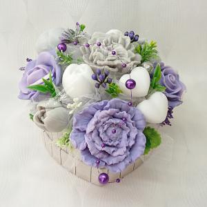 Fehér - lila - szürke szappanvirág dekoráció szív formájú boxban