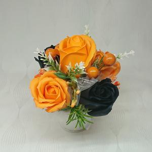 Fekete és narancssárga szappanrózsa csokor kis fém vödörben