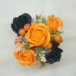 Fekete és narancssárga szappanrózsa csokor kis fém vödörben