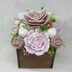 Illatos barna - fehér szappanvirág dekoráció fa dobozban