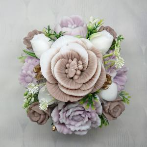 Illatos barna - fehér szappanvirág dekoráció fa dobozban