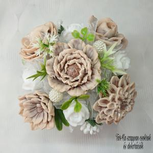 Illatos barna - fehér szappanvirág dekoráció rusztikus kaspóban