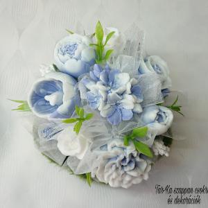 Illatos szappanvirágok zöld füves "kövecskében"