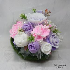 Illatos szappanvirágok zöld füves "kövecskében"