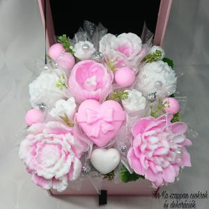 Illatos Valentin napi szappan virágbox különleges ásvány karkötővel