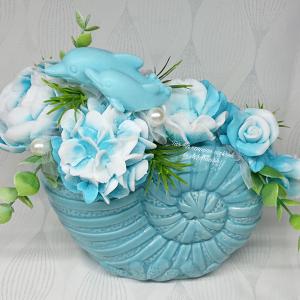 Kék - fehér delfines szappanvirág csokor csiga formájú kaspóban