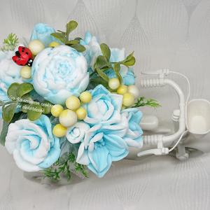 Kék-fehér illatos szappanvirágok tricikliben