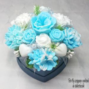 Kék - fehér szappan csokor közepes szív formájú boxban