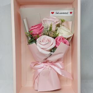 Közepes 5 szálas szappanrózsa csokor díszdobozban
