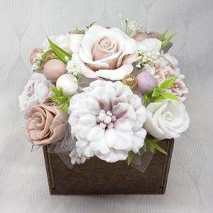 Közepes barna - csokibarna - fehér illatos szappan csokor fa dobozban