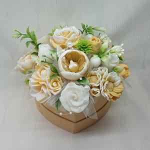 Közepes sárga - fehér nagy illatos szappan csokor szív formájú boxban