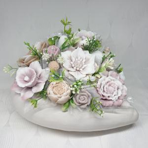 Különleges, nagy, fehér - barna szappanvirág csokor kerámia szívben