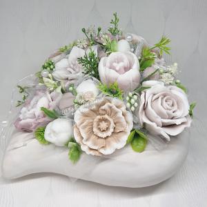 Különleges, nagy, fehér - barna szappanvirág csokor kerámia szívben