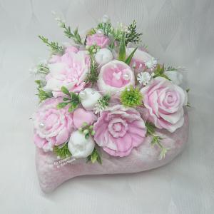 Különleges, nagy, fehér - rózsaszín szappanvirág csokor kerámia szívben