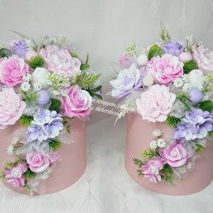 Különleges szülőköszöntő rózsaszín-lila-fehér illatos szappanvirág csokor