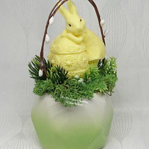 Lány sárga nyuszis csokor