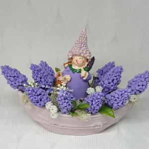 Levendula szappanvirág csokor csónak alakú kaspóban levendula babával