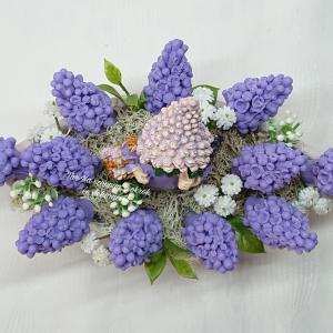 Levendula szappanvirág csokor csónak alakú kaspóban levendula babával