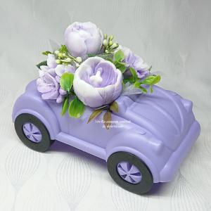 Lila - fehér szappanvirág csokor autóban