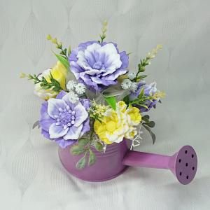 Lila - sárga - fehér szappanvirág csokor fém locsolókannában