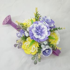 Lila - sárga - fehér szappanvirág csokor fém locsolókannában