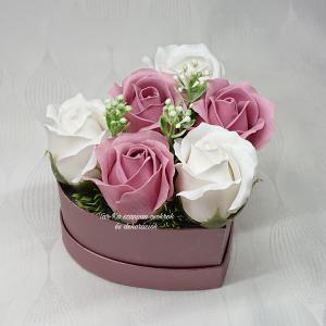 Mályva-fehér szappanrózsák szív alakú mályva boxban