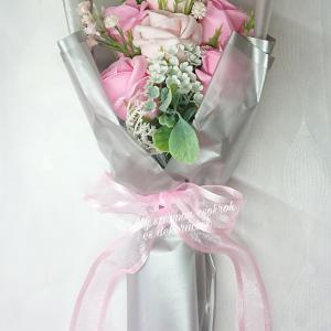 Nagy 6 szálas szappanrózsa csokor díszdobozban