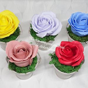 Nagy szappanrózsa kis fém vödörben