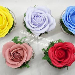 Nagy szappanrózsa kis fém vödörben