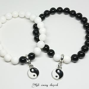 Ónix és fehér kagylóhéj páros ásvány karkötő yin-yang medállal