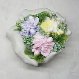 Orchidea szappanvirág csokor kéz formájú kaspóban