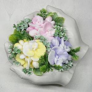 Orchidea szappanvirág csokor kéz formájú kaspóban