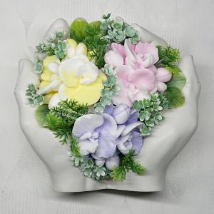 Orchidea szappanvirág csokor kéz formájú kaspóban
