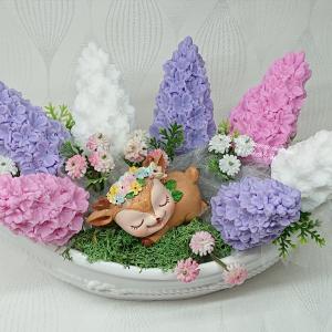 Orgona szappanvirág csokor csónak alakú kaspóban kis alvó őzikével