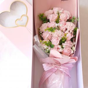 Óriás 17 szálas szappanvirág csokor díszdobozban